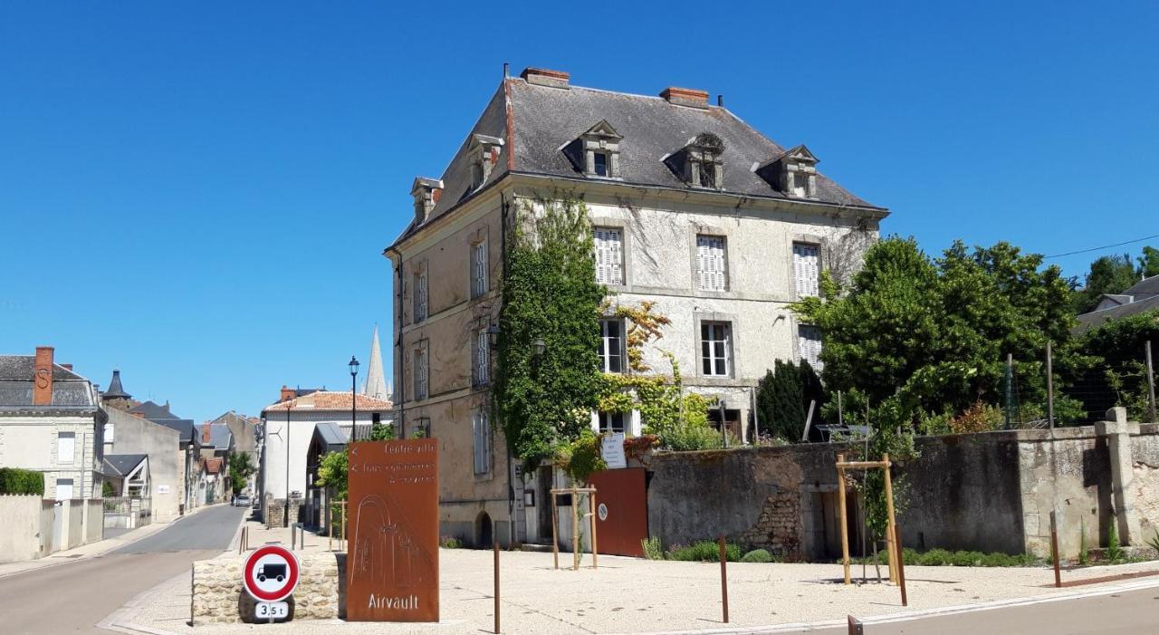 Le Voltaire Bed & Breakfast Airvault Dış mekan fotoğraf