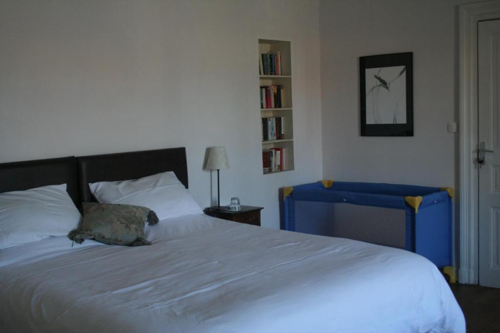 Le Voltaire Bed & Breakfast Airvault Oda fotoğraf