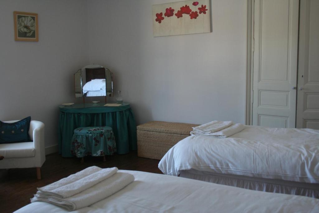 Le Voltaire Bed & Breakfast Airvault Oda fotoğraf