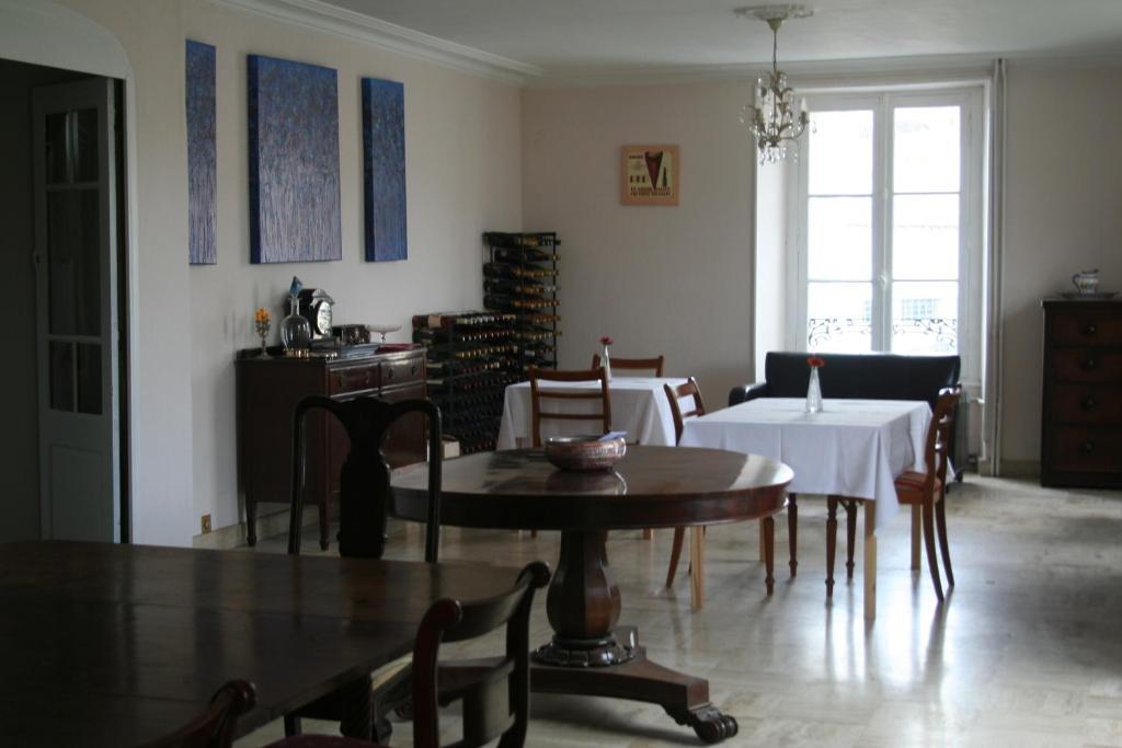 Le Voltaire Bed & Breakfast Airvault Dış mekan fotoğraf