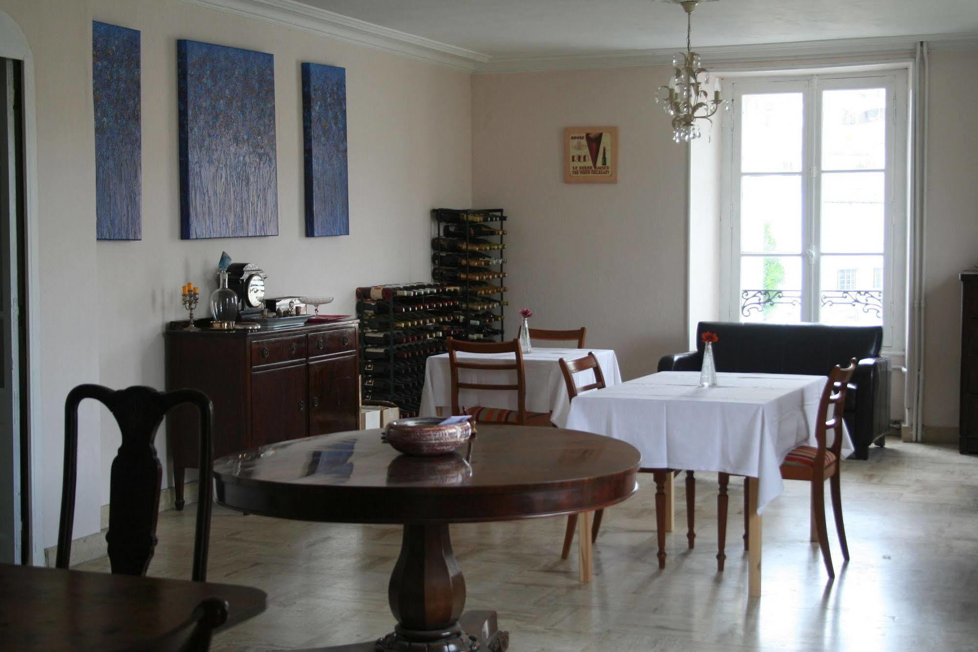 Le Voltaire Bed & Breakfast Airvault Dış mekan fotoğraf